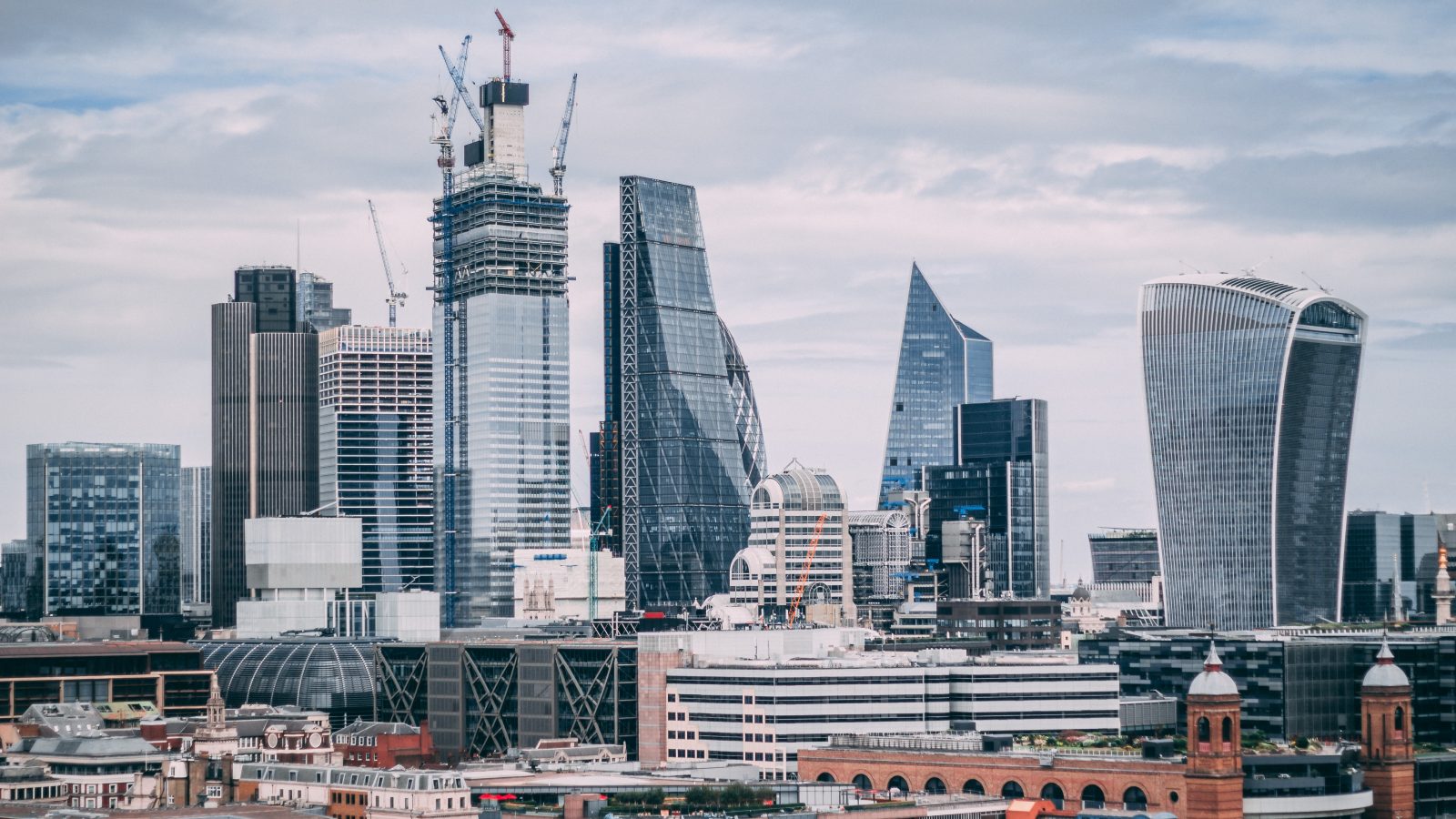 London Skyline bei Himmel mit Wolken. Quelle: Joao Barbosa