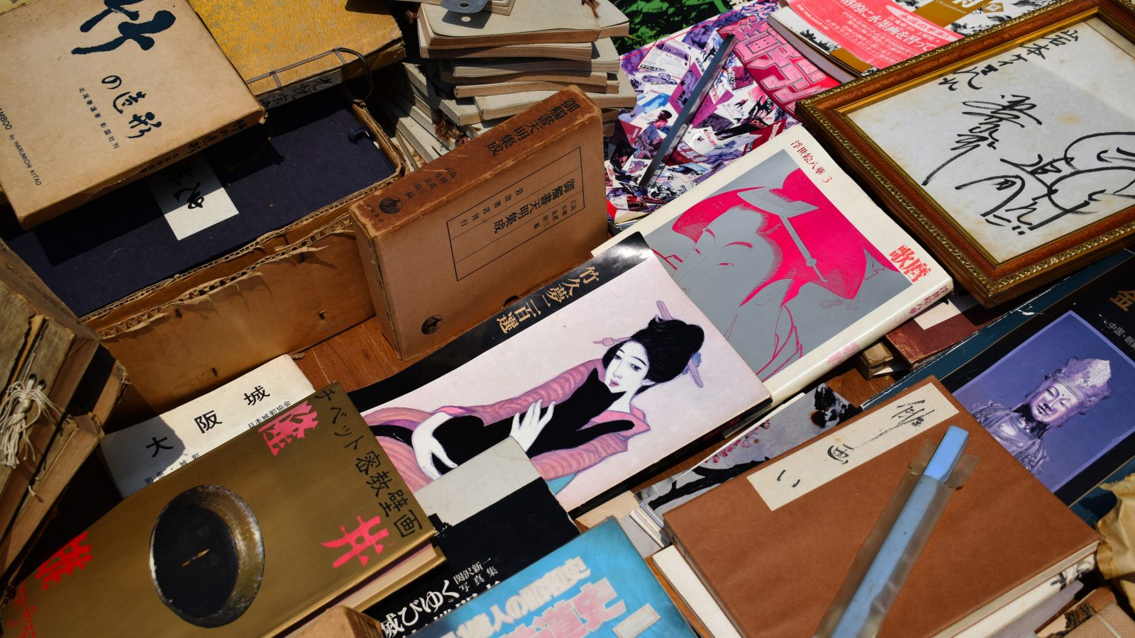 Eine Sammlung diverser Zeitschriften, Bildern und Schreibewaren. Quelle: Chris Barbalis