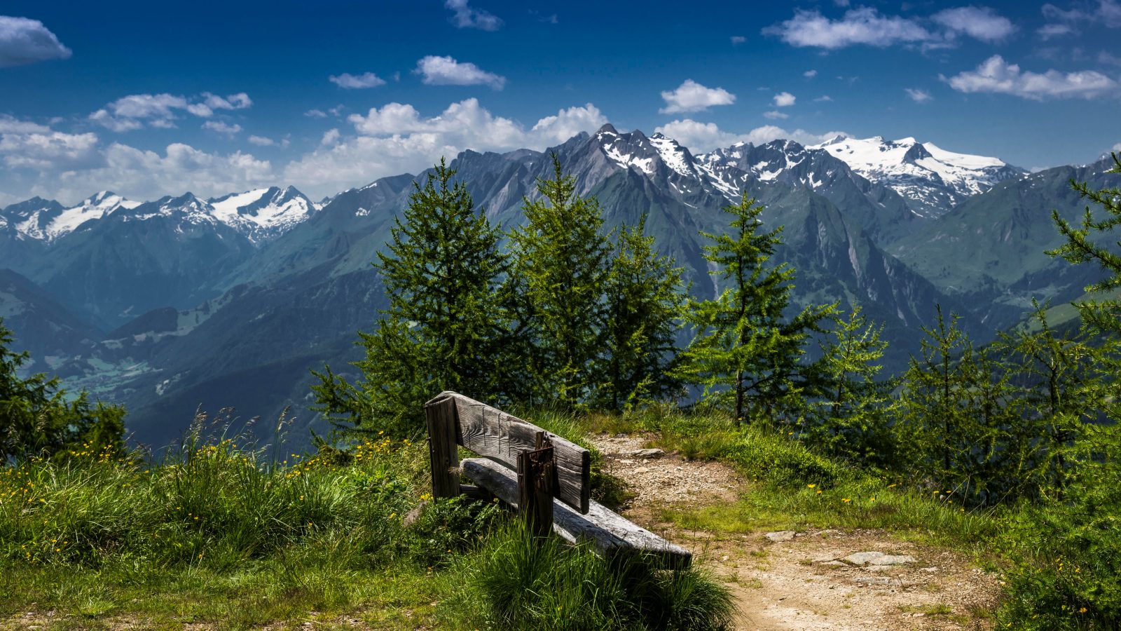 Eine Bank steht vor einem Bergpanorama mit Blick auf den Großvenediger. Quelle: Günter Lenz
