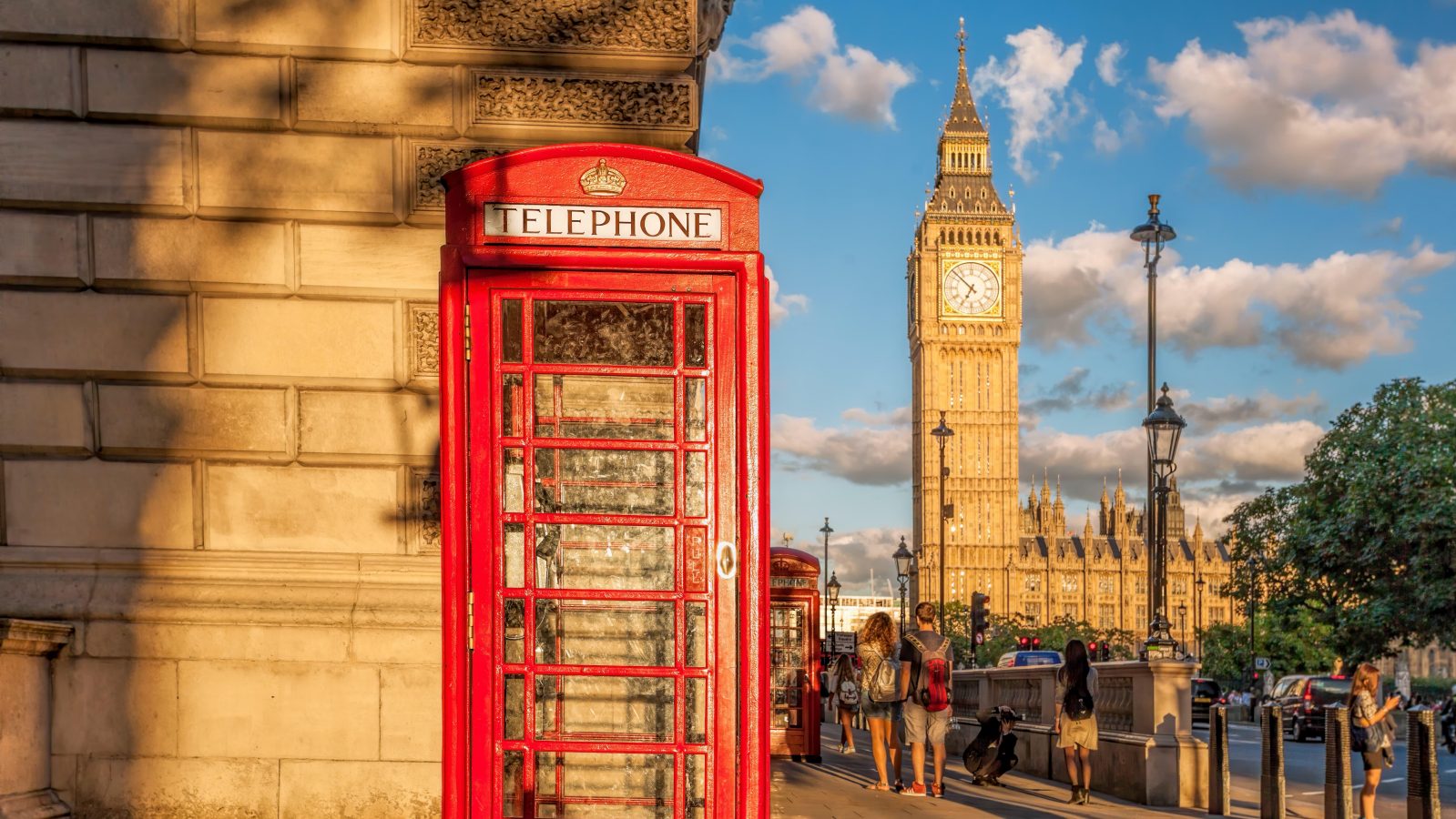 Städtereise nach London mit typischer Telefonzelle und Big Ben im Hintergrund. 