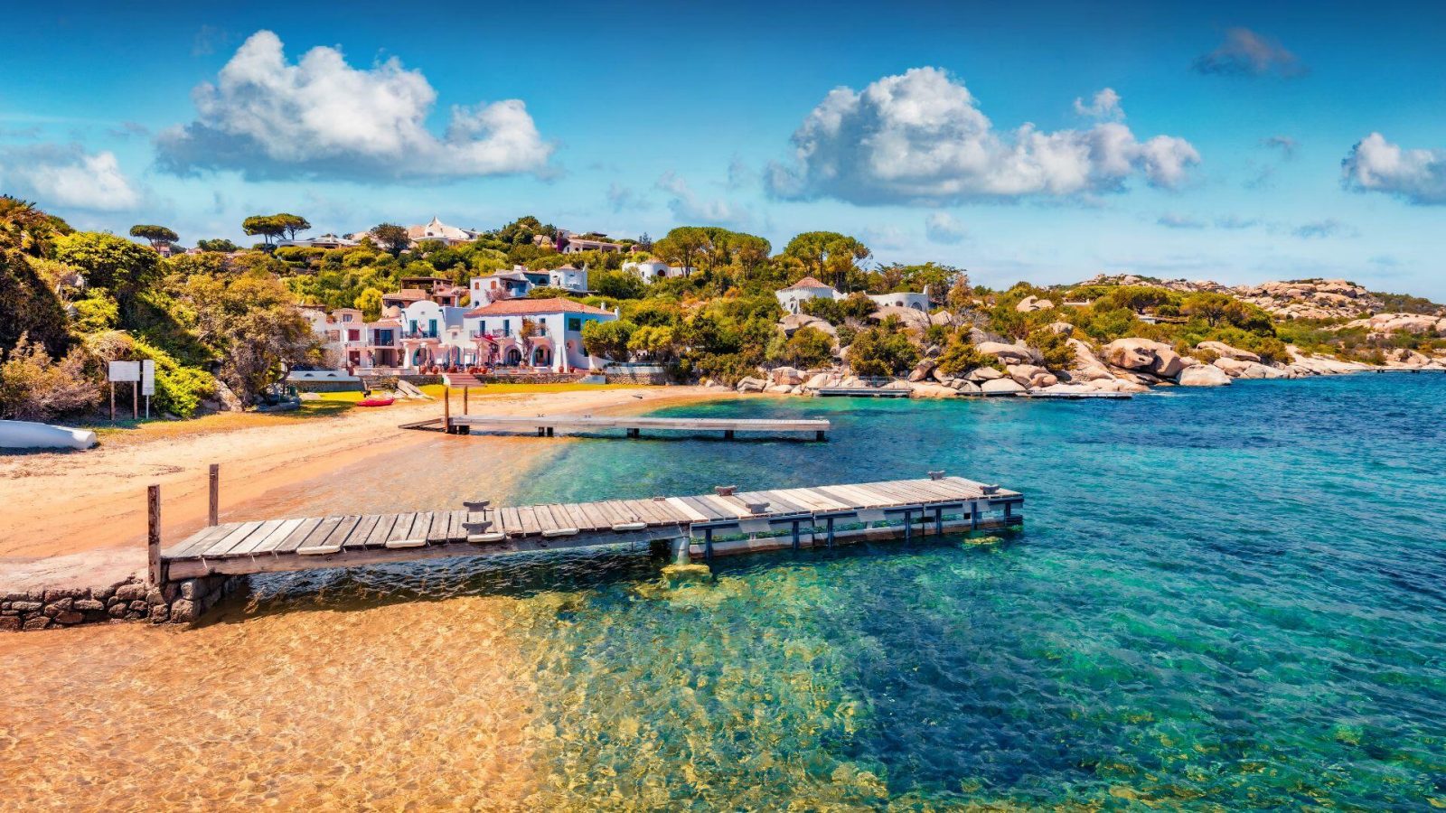 Blick auf den Strand von Olbia auf Sardinien. 