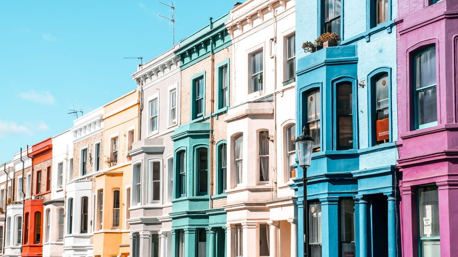Straße mit bunten Häusern auf der Lancaster Road in Notting Hill, London. 