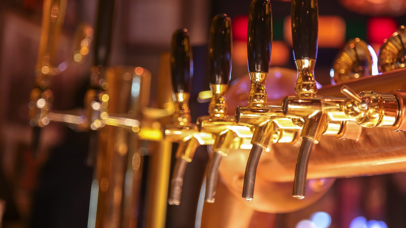 Eine goldene Zapfanlage in einer Bar. Quelle: Semih Okmen