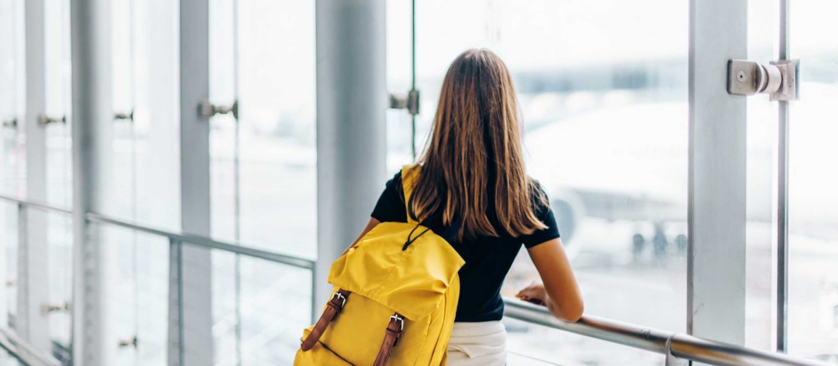 Teenager am Flughafen
